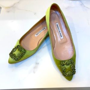 Manolo Blahnik hangisi embellished satin flats